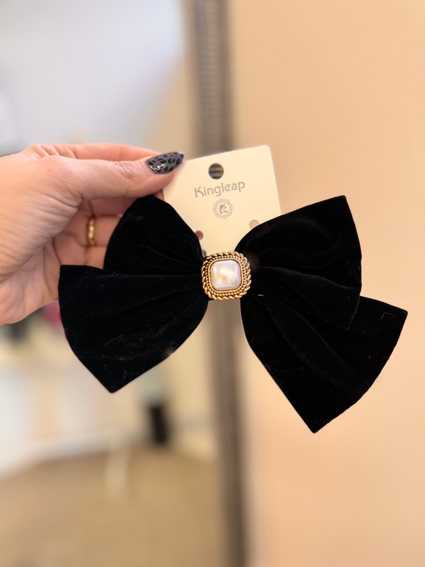 Velvet pearl bow clip